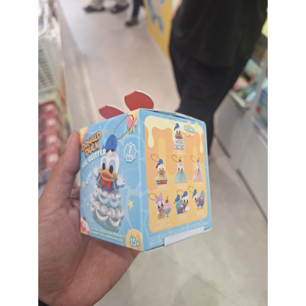 miniso pink x donald duck blindbox mainan figure