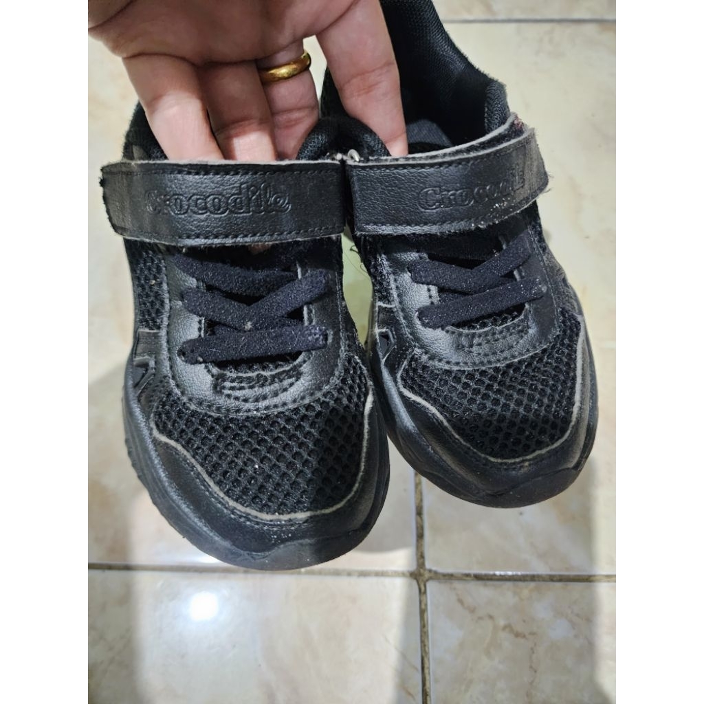 Sepatu Sekolah Sepatu Hitam Crocodile Sepatu Anak- Preloved