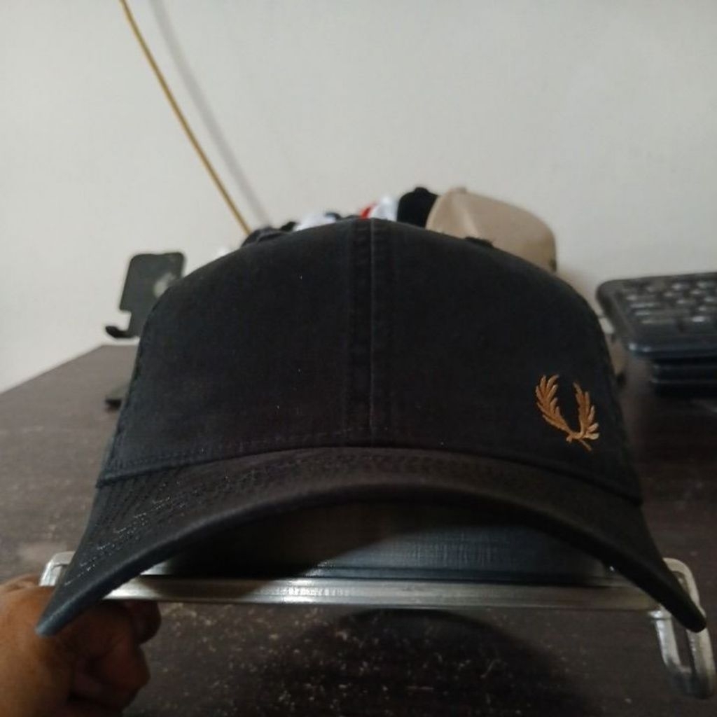 Topi baseball bahan katun tebal lembut warna hitam pekat seperti baru logo bordir halus FRED PERRY s