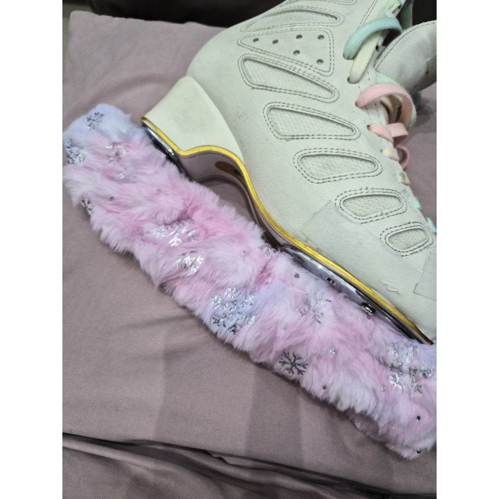 Blade cover soaker ice skating