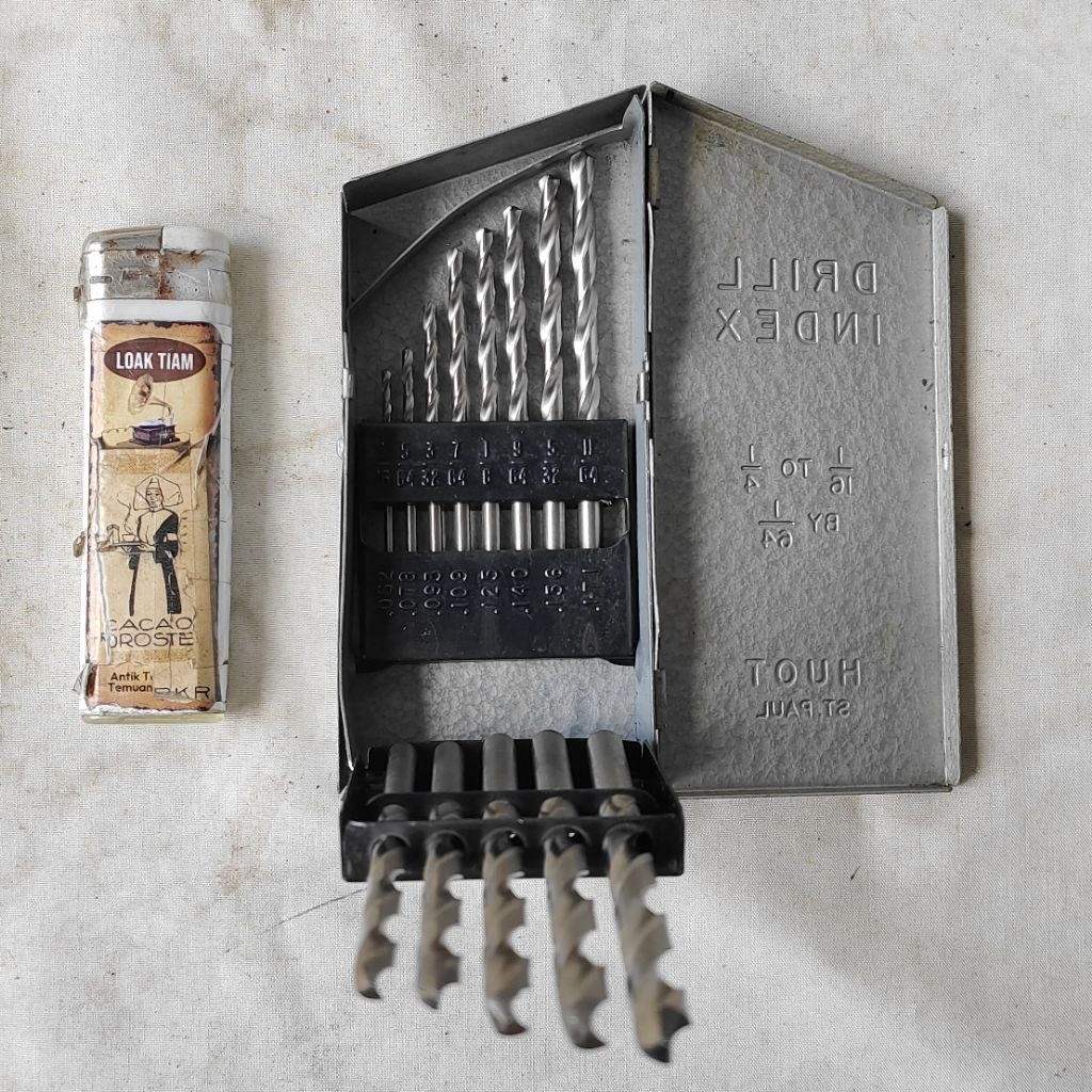 Pajangan Vintage NOS 1 Kotak mata bor Huot ST. Paul