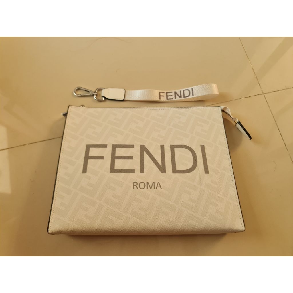 095. Tas Handbag Clutch Pria Fendi Broken White
Like New

Size : 26cm x 5.5cm x 20cm

Bahan Kulit PV
