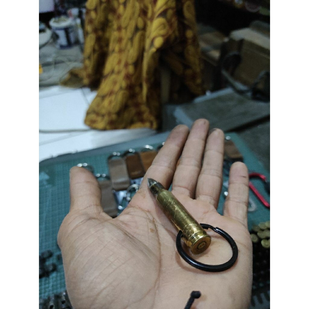 GantunganKunci Kuningan motif Peluru - Desain Realistis' kaliber 8.0 Bahan kuningan di tempel Besi B