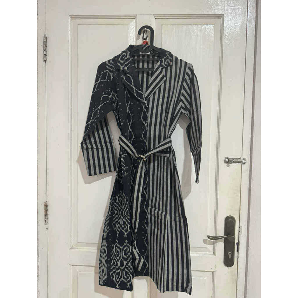 Outer Tunik Etnik Salur Kain Tenun Handmade hitam local brand VVGC preloved