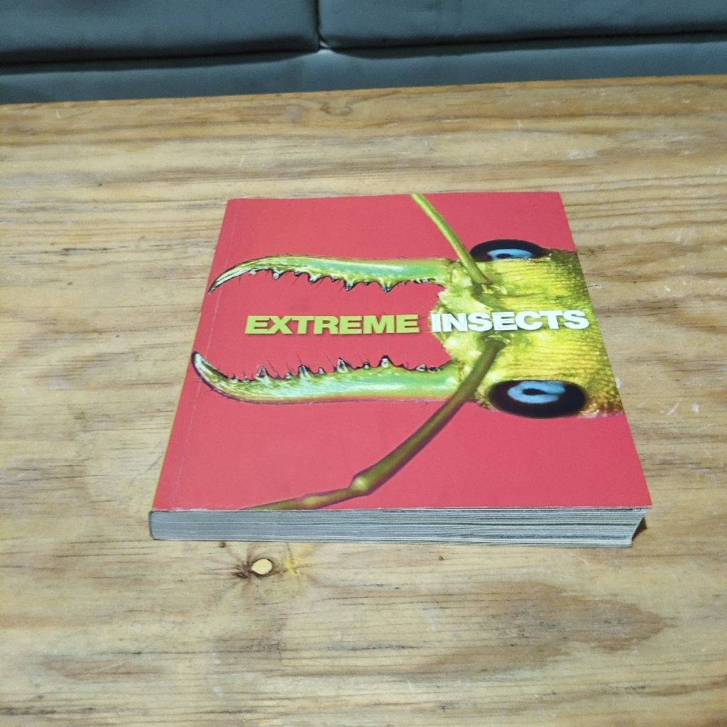 Buku Extreme Insects