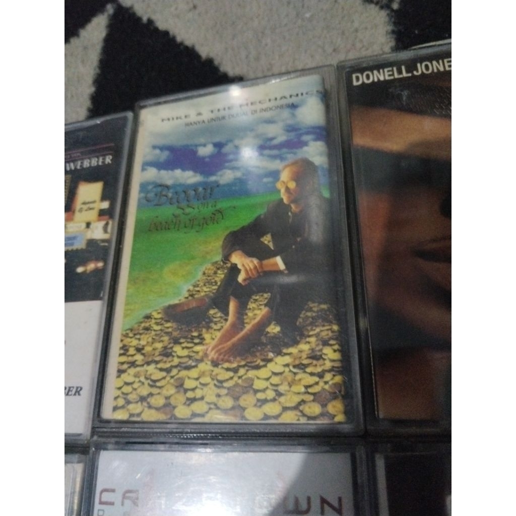 kaset pita mike & the mechanics /