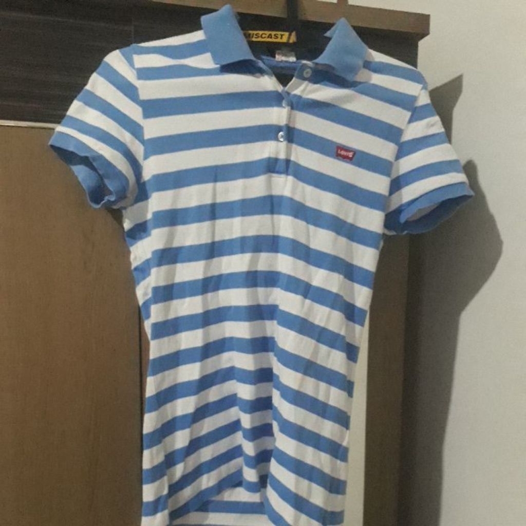 levis baju kaos berkerah warna biru putih garis garis