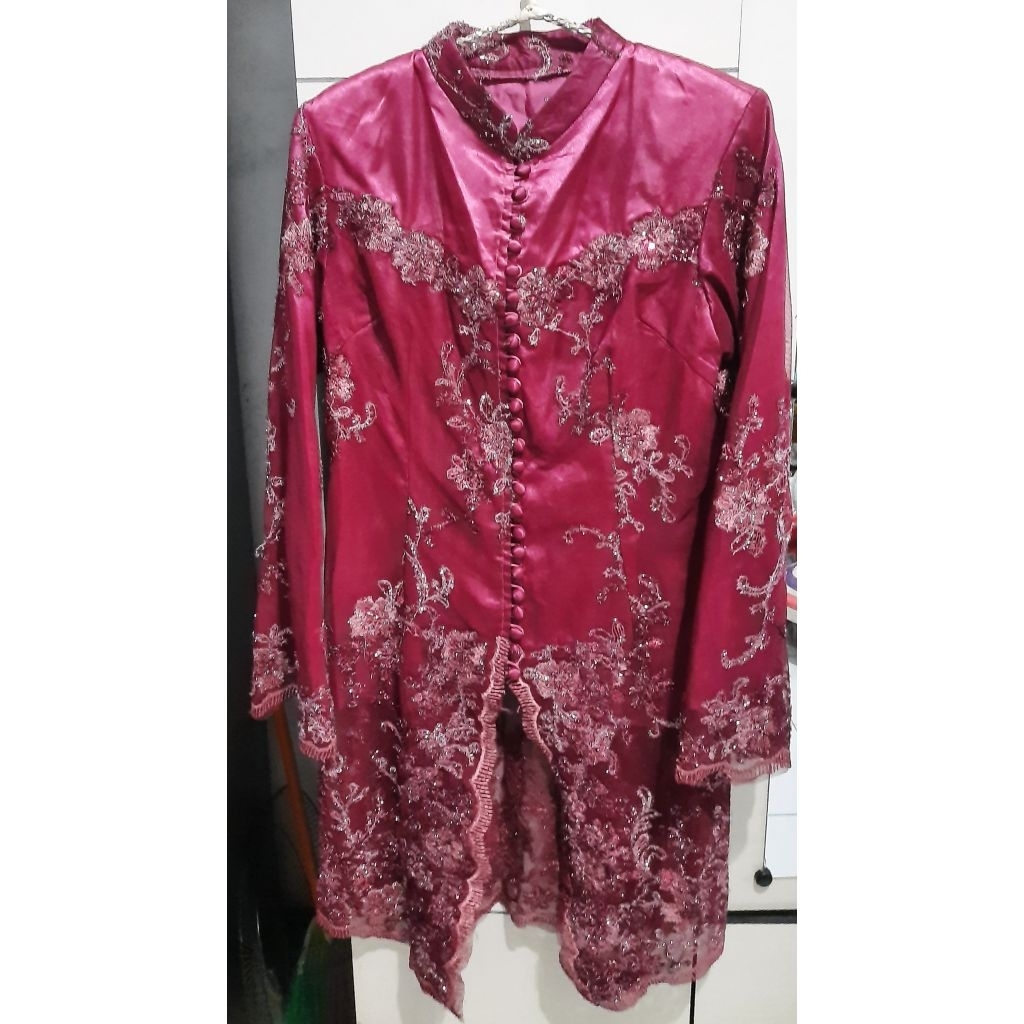 Preloved - Kebaya modern maroon brokat kebaya ibu atau besan model kancing depan