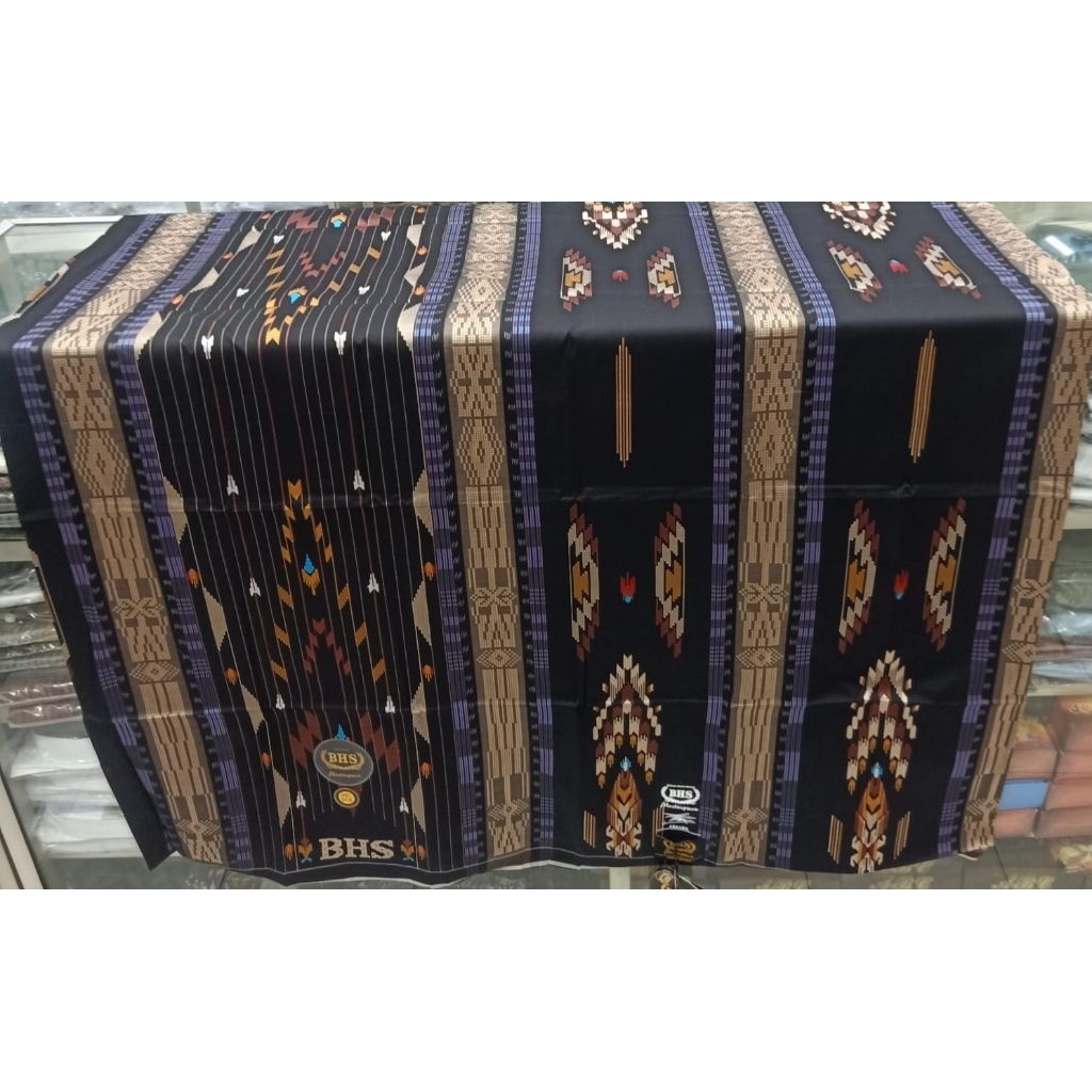 Sarung BHS Masterpiece M82 Gold Motif SGE Serian Hitam