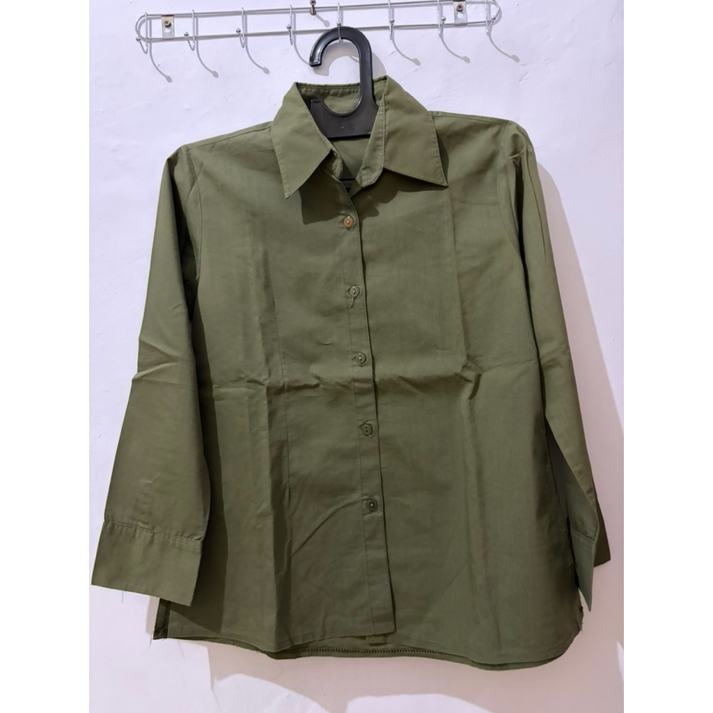 Preloved Kemeja Basic Wanita Hijau Army