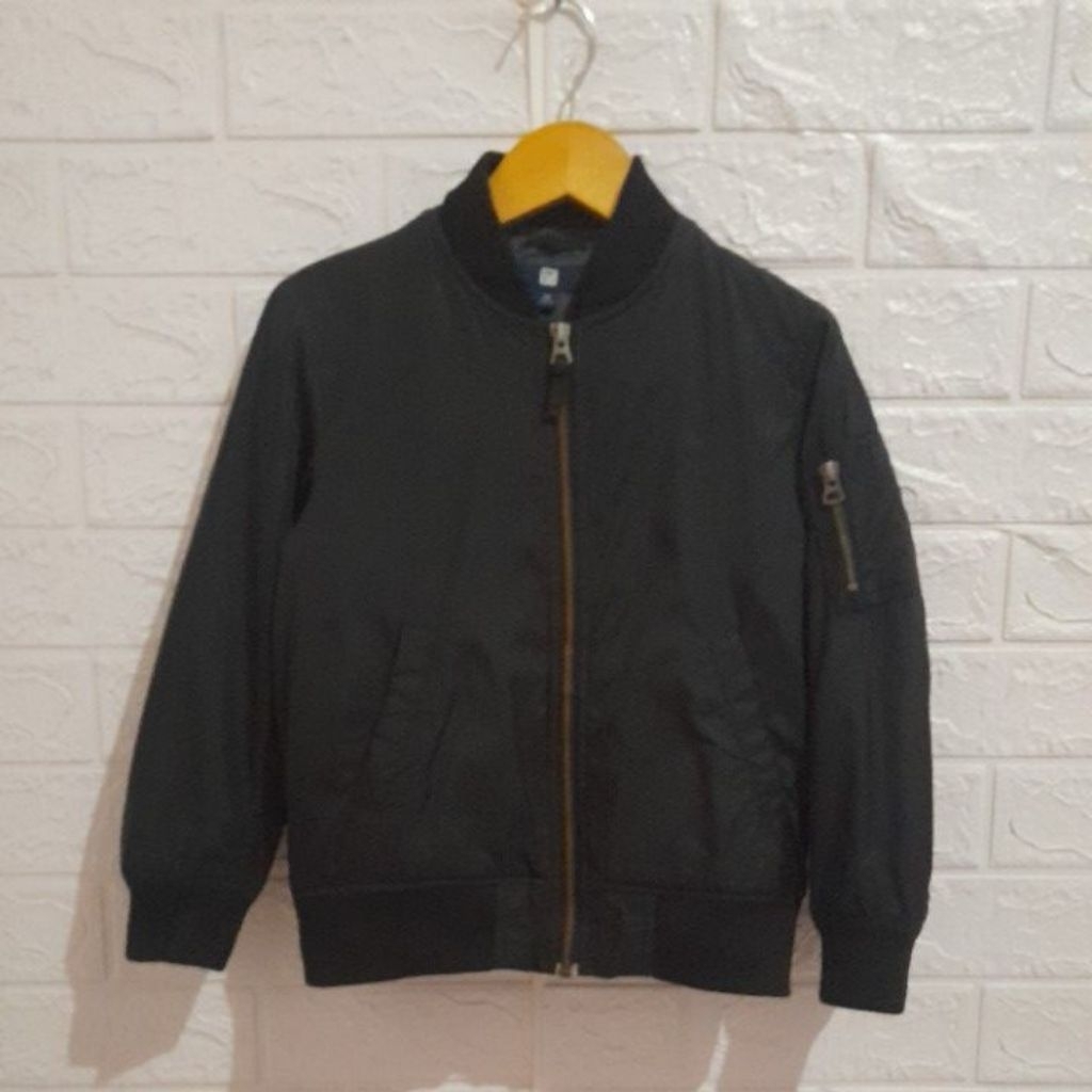 Jacket bomber military UNIQLO kids hitam size 120/LD 80 P 45