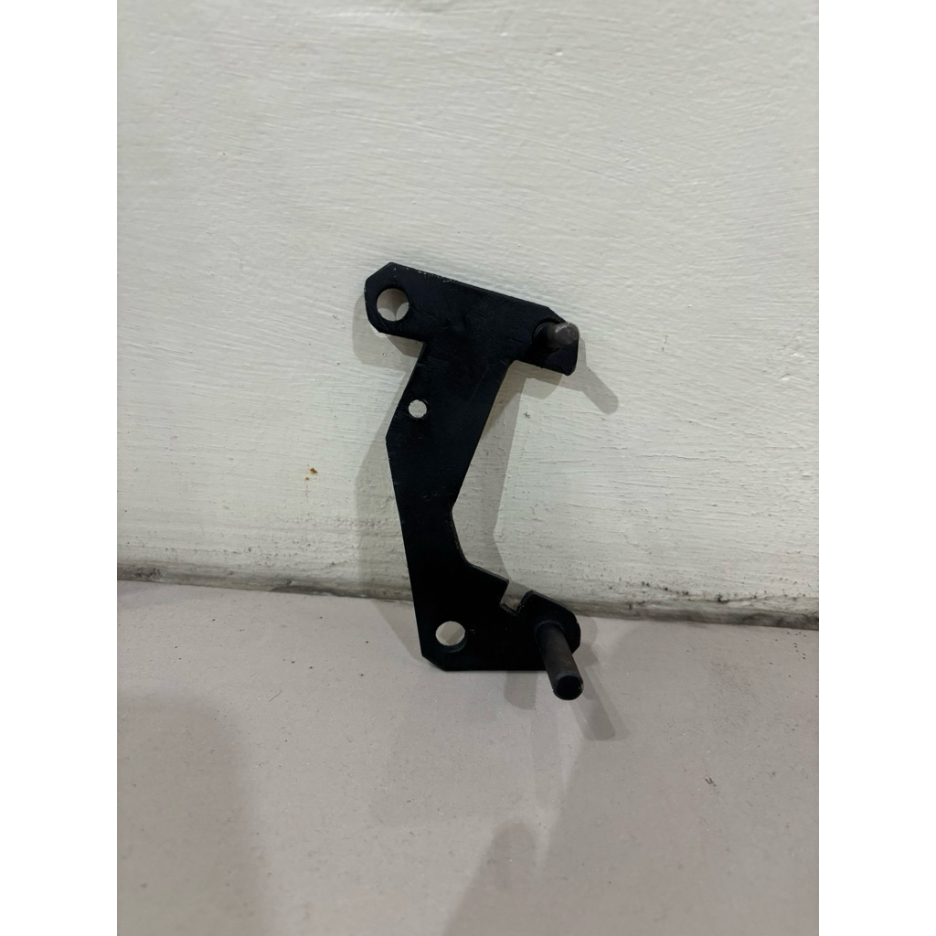 BREKET KALIPER AEROX STD BOTTOM SHOCK MIO