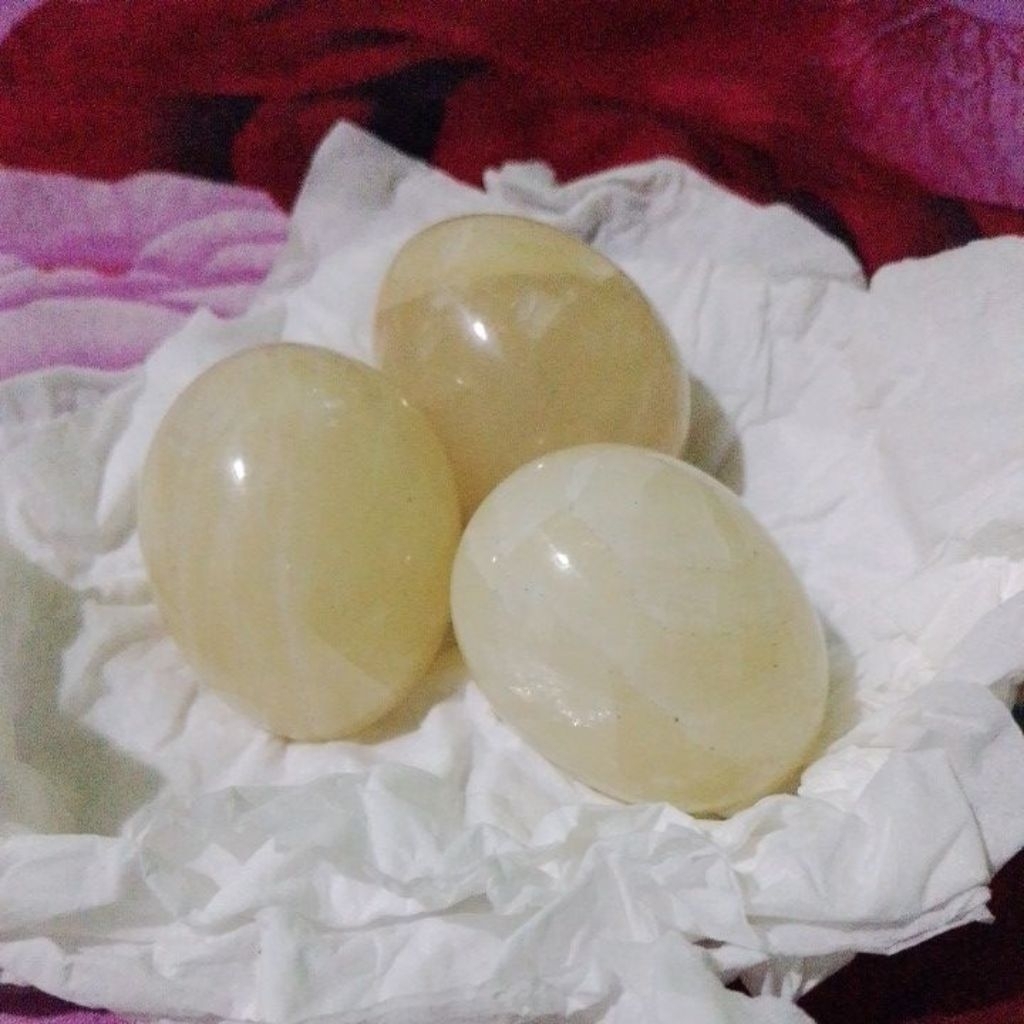 giok putih bentuk telor asli Natural batu keberuntungan.