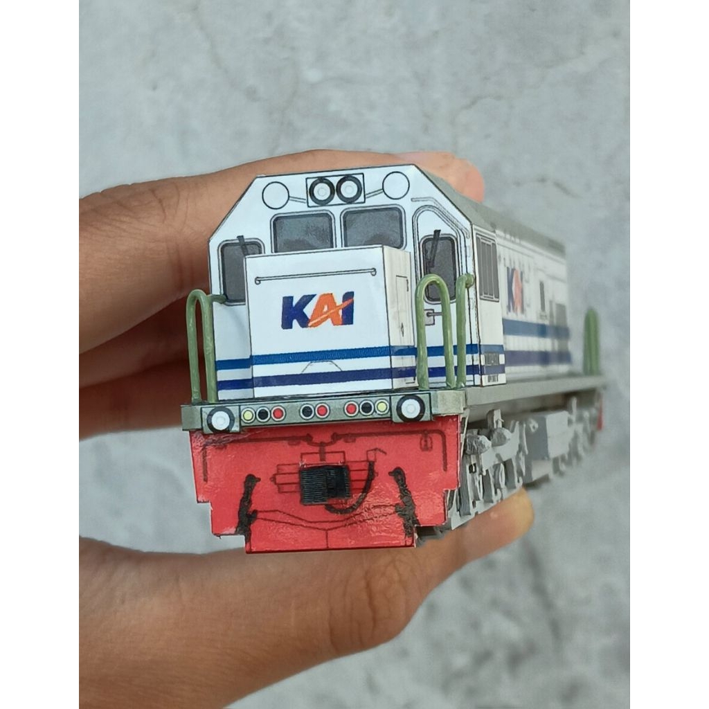 Miniatur Kereta Api Indonesia seri Lokomotif CC204 skala 1:87 (Putih Standar dan White & Blue) Handm