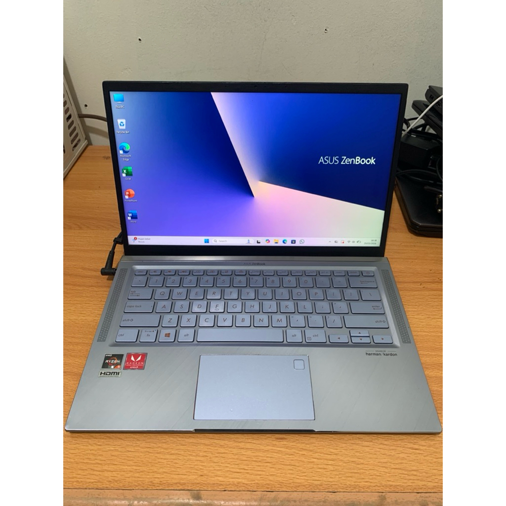 ASUS ZenBook UM431DA AMD Ryzen 5 3500U Ram 8GB DDR4 2400MHz on-board. SSD 512GB Layar: 14-inch
