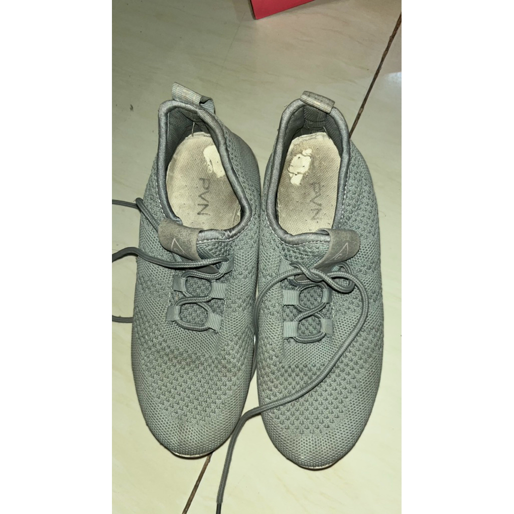 Preloved sepatu sneakers PVN