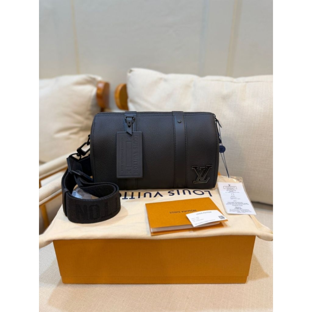 Like new sealed V City Keepall Base 27 cm complete rec indo 2024 
Cocok buat kado nih barunya sekara