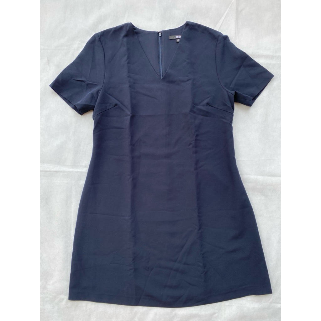 Midi dress hitam | Midi dress hitam V-neck Uniqlo | Dress hitam