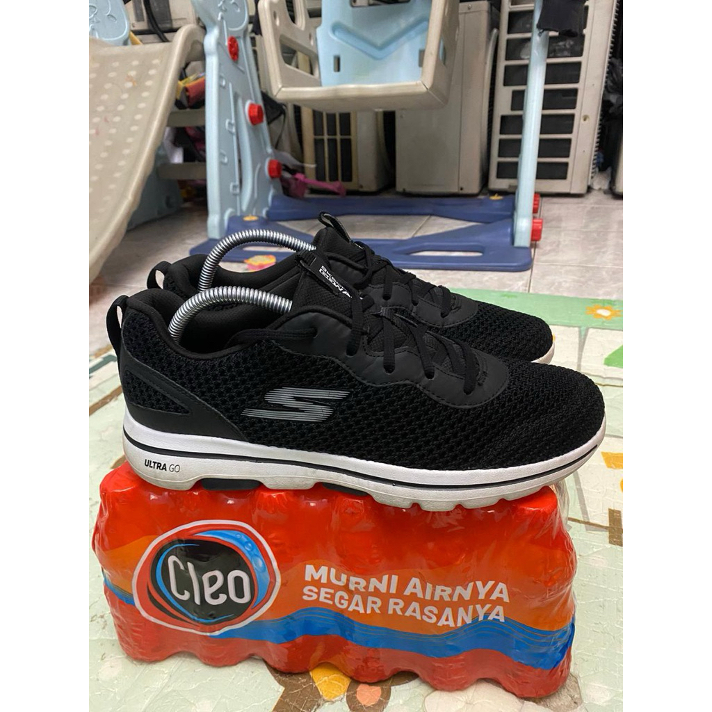 sepatu skechers hitam