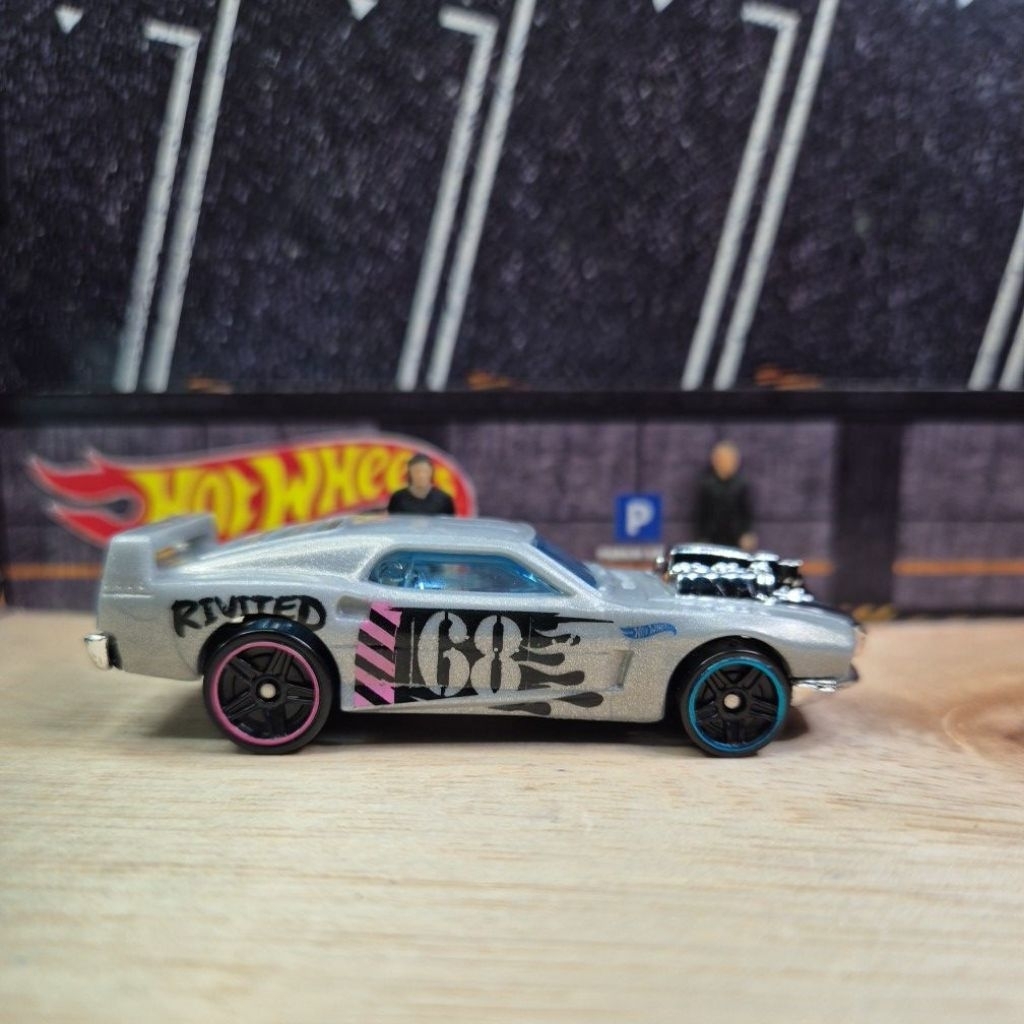 HOT WHEELS RIVITED NUMBER 68