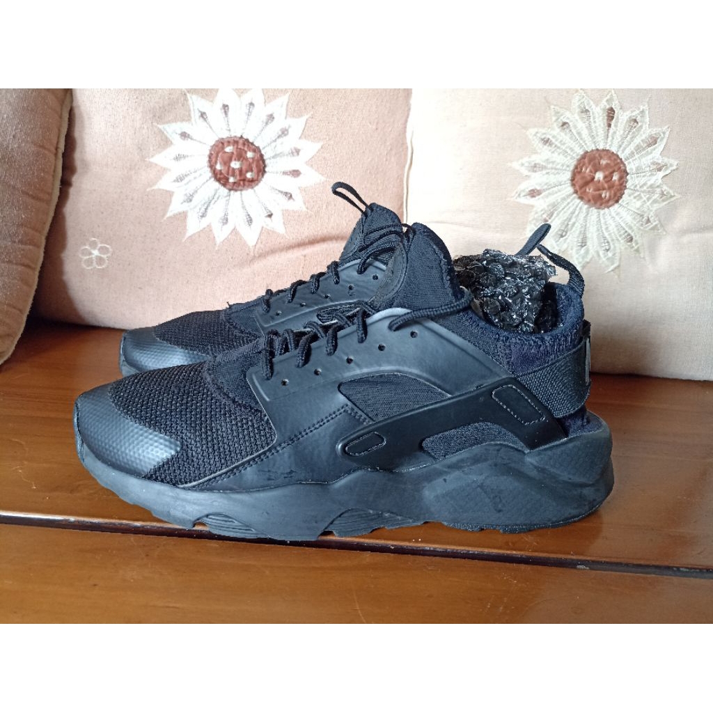 NIKE HUARACE (size 42)