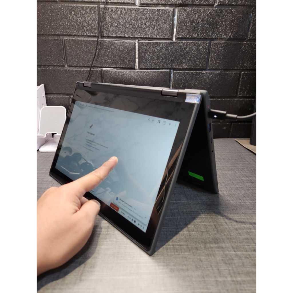 Lenovo Chromebook 300e Intel Celeron N4020 Ram 4GB eMMC 32GB Layar Bisa dilipat 360° Os Chromebook M