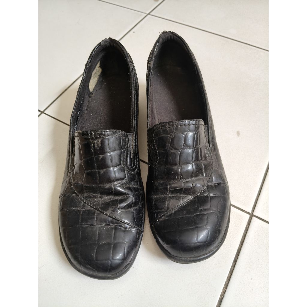 Clarks bendable slip-on shoes. ada defect