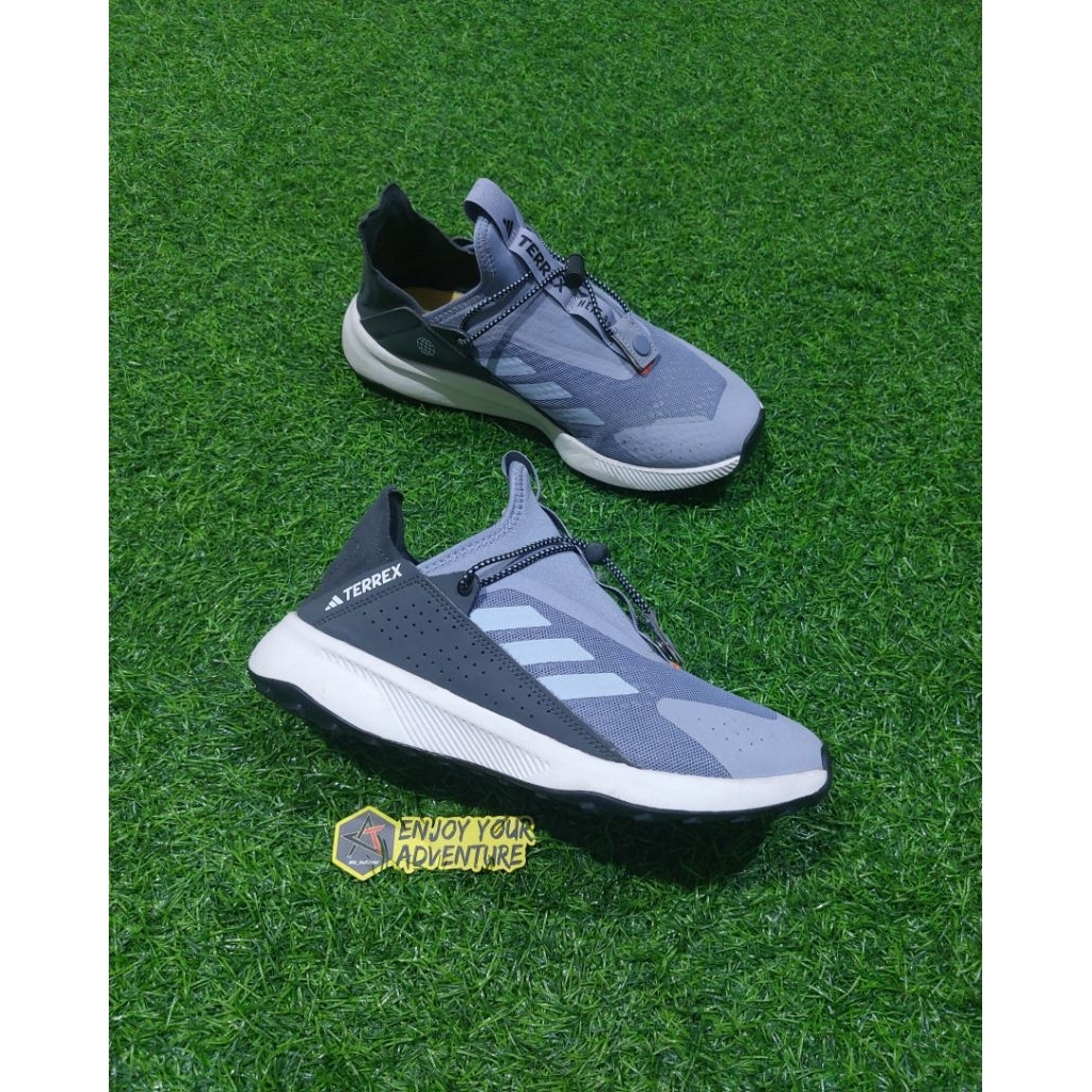 sepatu gunung trekking adidas size 40