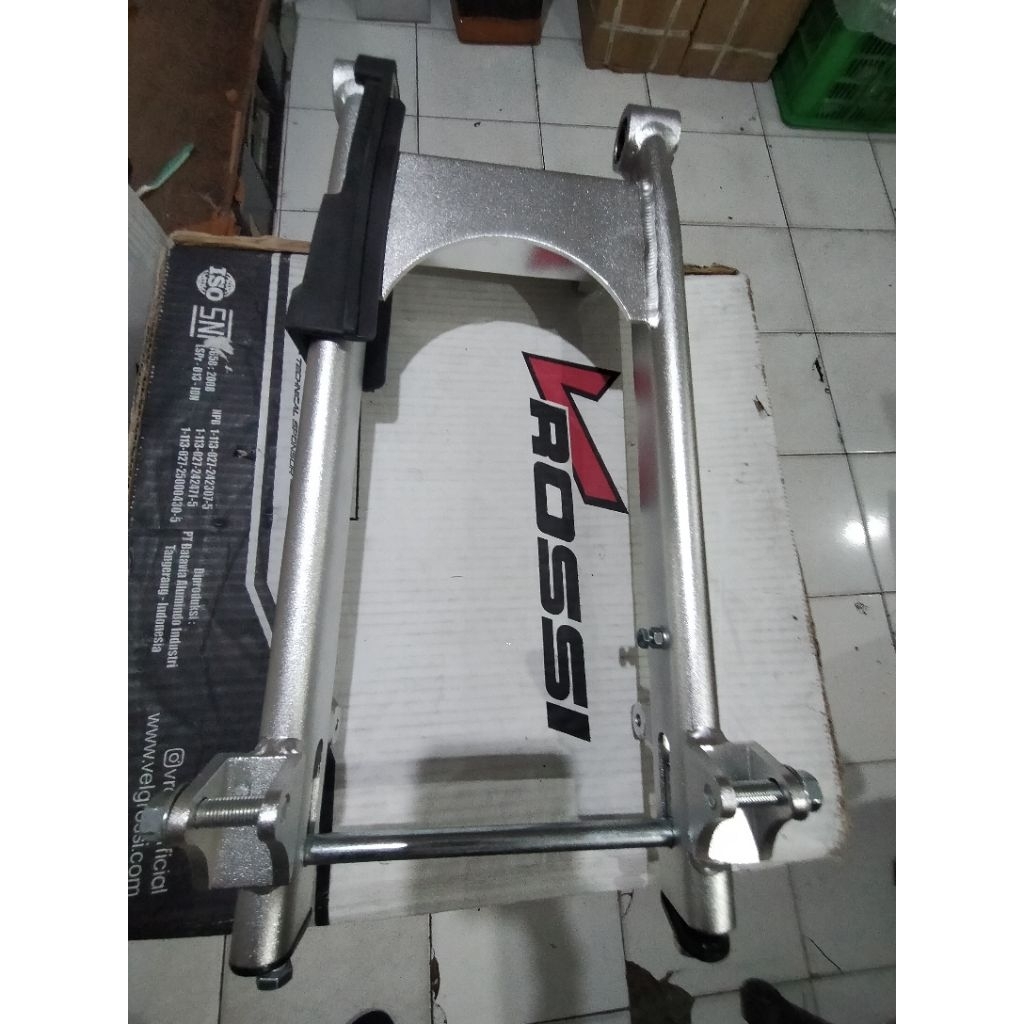 SWING ARM ROSSI UNTUK MOTOR REVO ABSOLUTE SILVER DAN KHARISMA A
