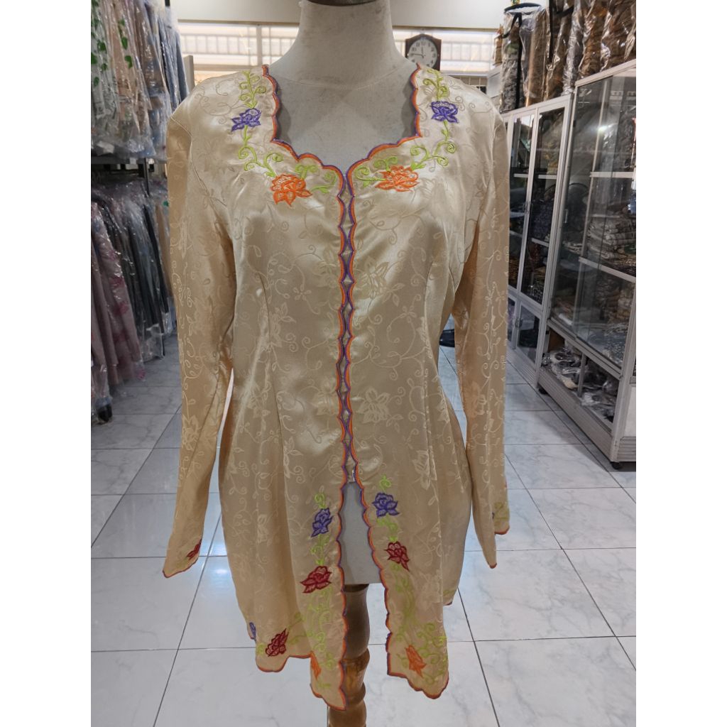 (Preloved) Kebaya encim cream