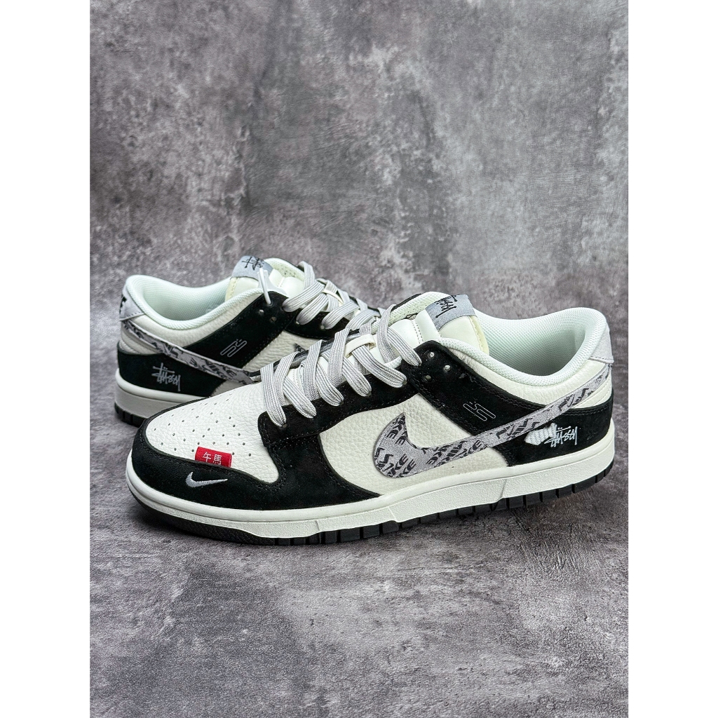 SB Dunk Low Tahun kuda terbatas x Stussy Hitam putih