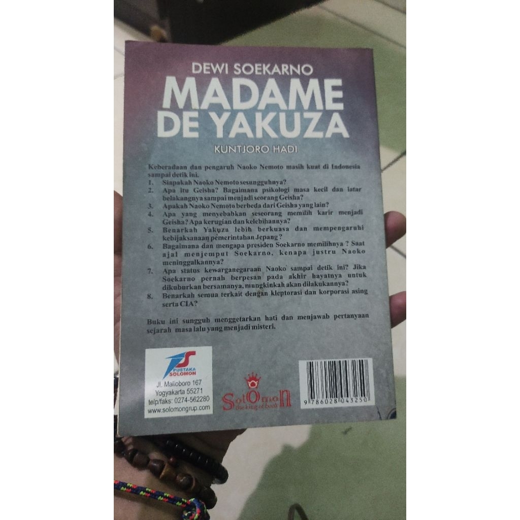 Soekarno, Vatikan dan Yakuza & Dewi Soekarno, Madame de Yakuza. Penulis Kuntjoro Hadi. (Dapat 2 buku
