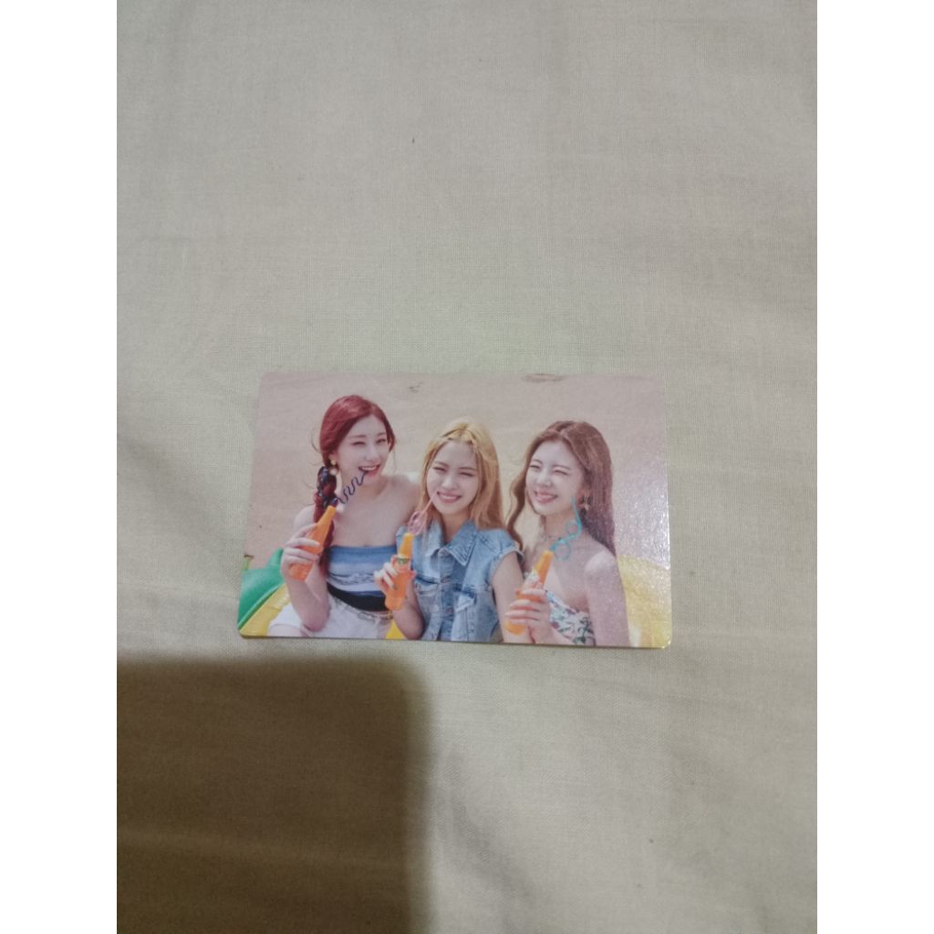 photocard Itzy ( Chaeryeong - Ryujin - Lia )
