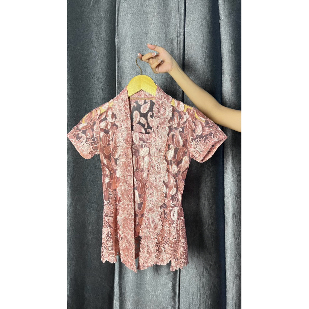PRELOVED kebaya brokat modern dengan kamisol pink
