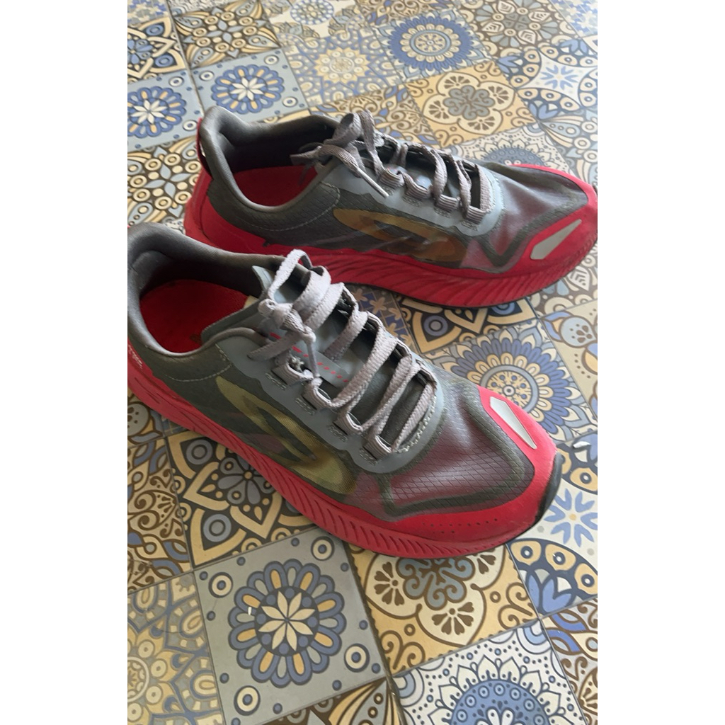 PRELOVED SEPATU LARI NINETEN UK 37