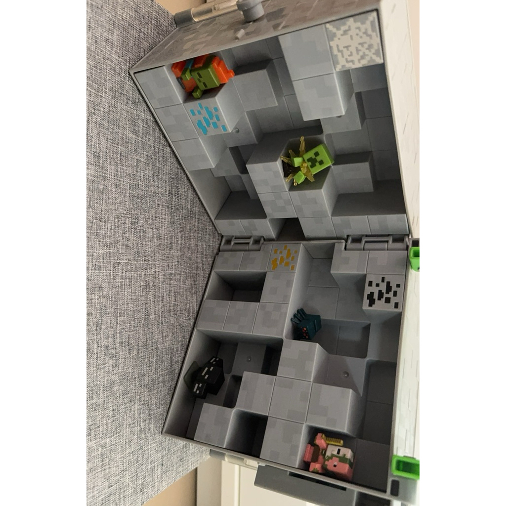 Mattel Minecraft Mini-Figure Collector Case