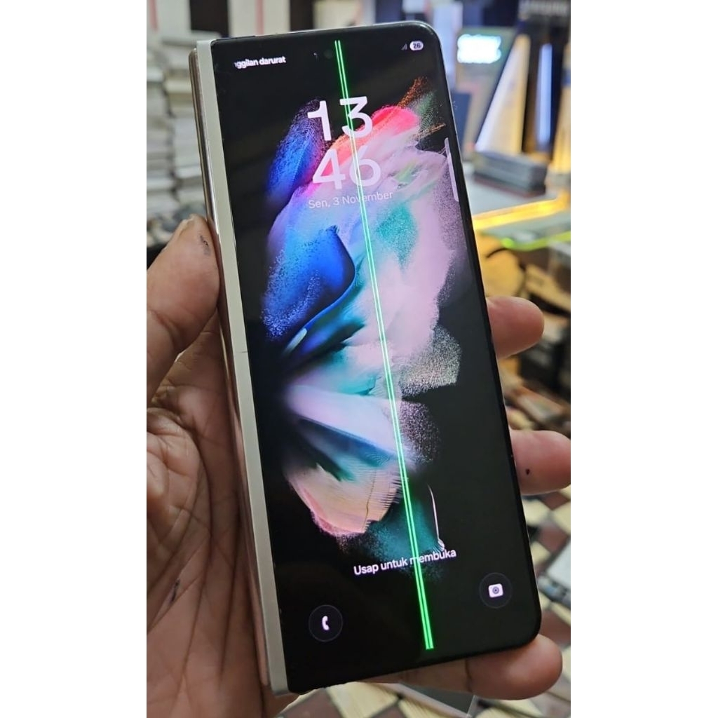 LCD depan Samsung Z Fold 3 minus ringan
