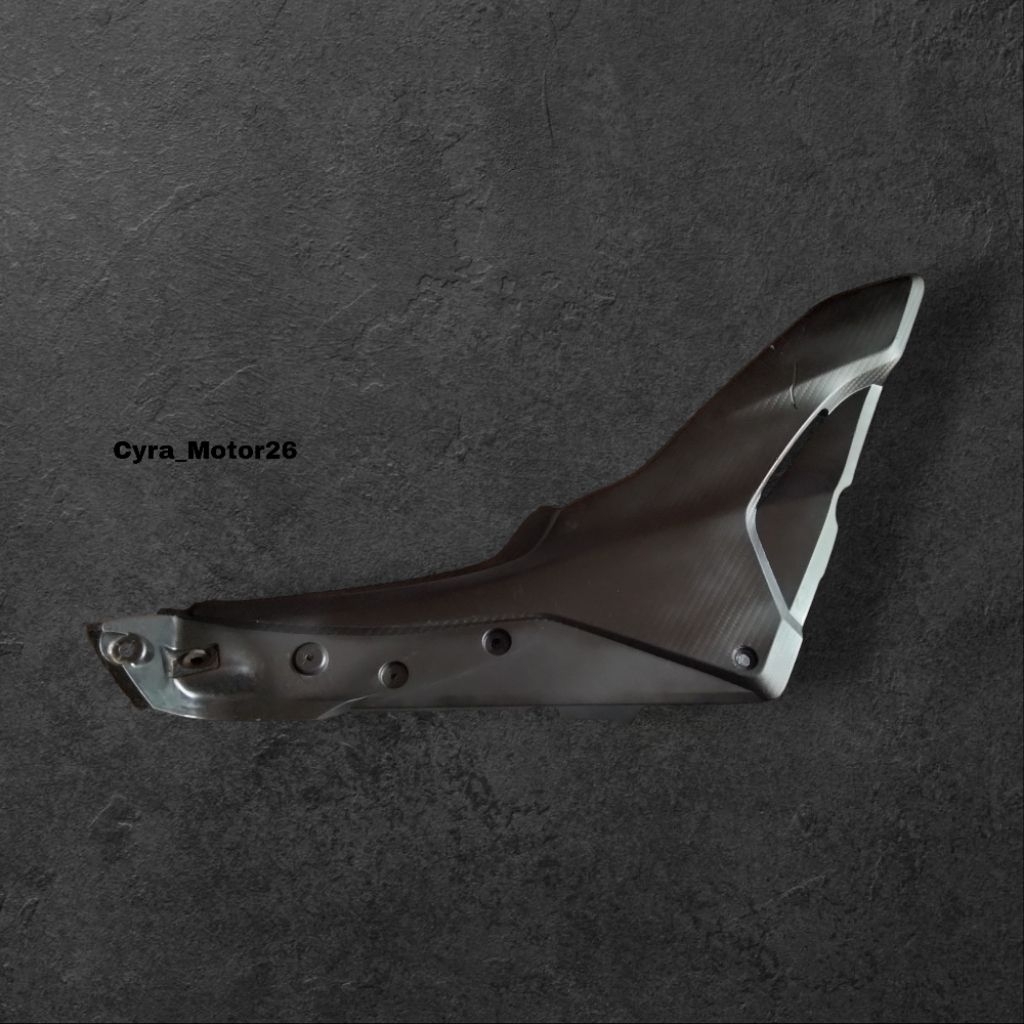 bok tutup aki sambungan bodi tengah kanan Honda cb150r cb 150r lama original