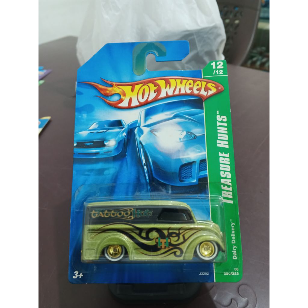 Hot Wheels  STH Dairy Delivery + Protector Reguler (Super Treasure Hunts)