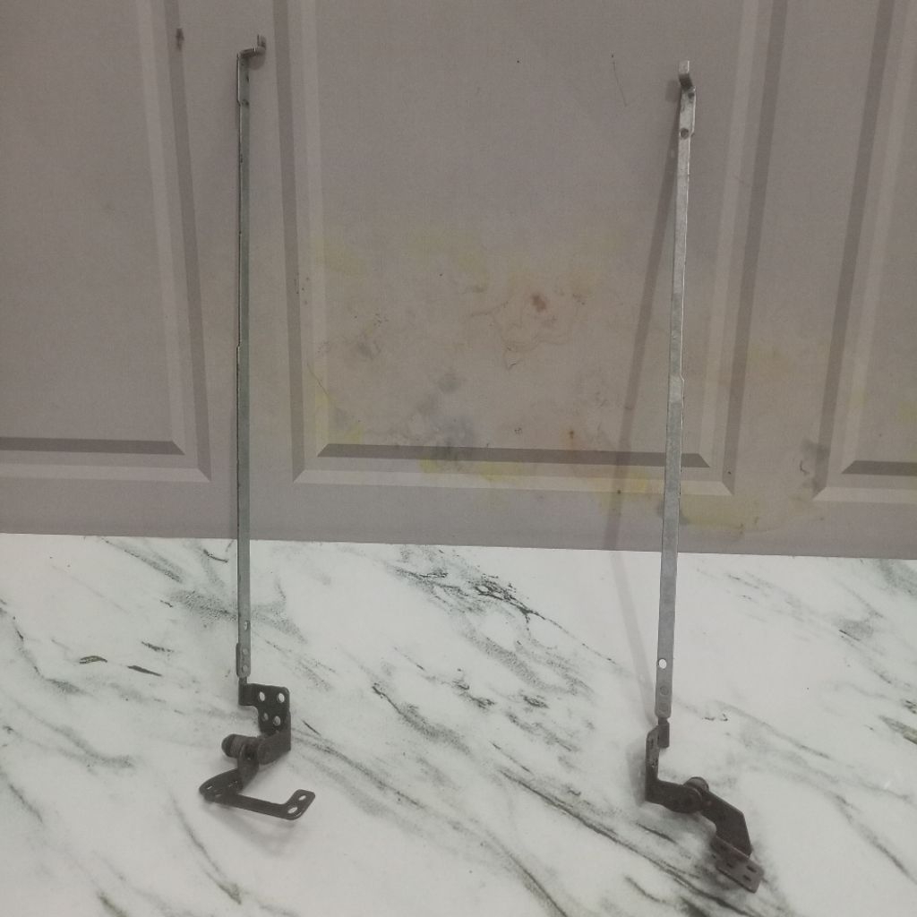 Engsel (Hinges) Laptop HP 1000 bekas cabutan