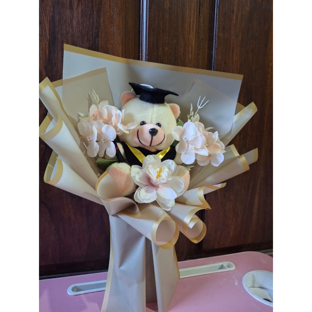 Bucket Bunga Artifikal dan Boneka Wisuda Elegan - Sajiwa