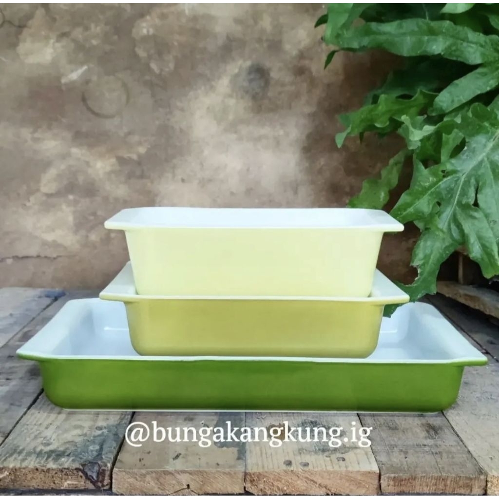 Pyrex USA casserole baking pan verde