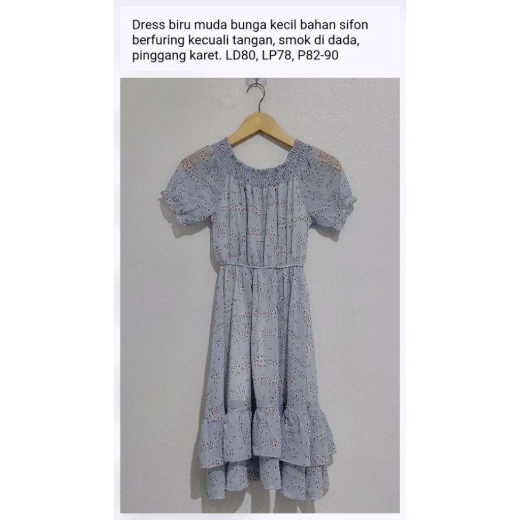 Dress anak biru muda bunga kecil bahan sifon berfuring kecuali tangan, smok di dada, pinggang karet 