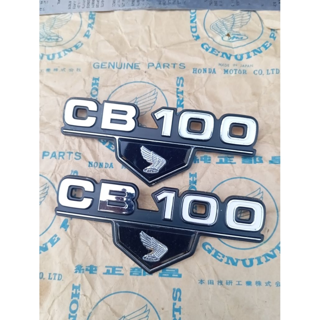 Emblem side cover box aki Honda CB100 Original
