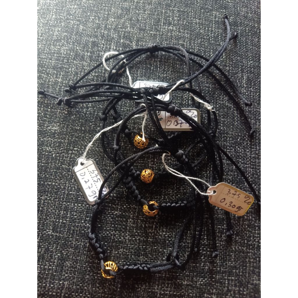 Gelang tali satin hitam charm emas muda kadar 8 k / 375 %