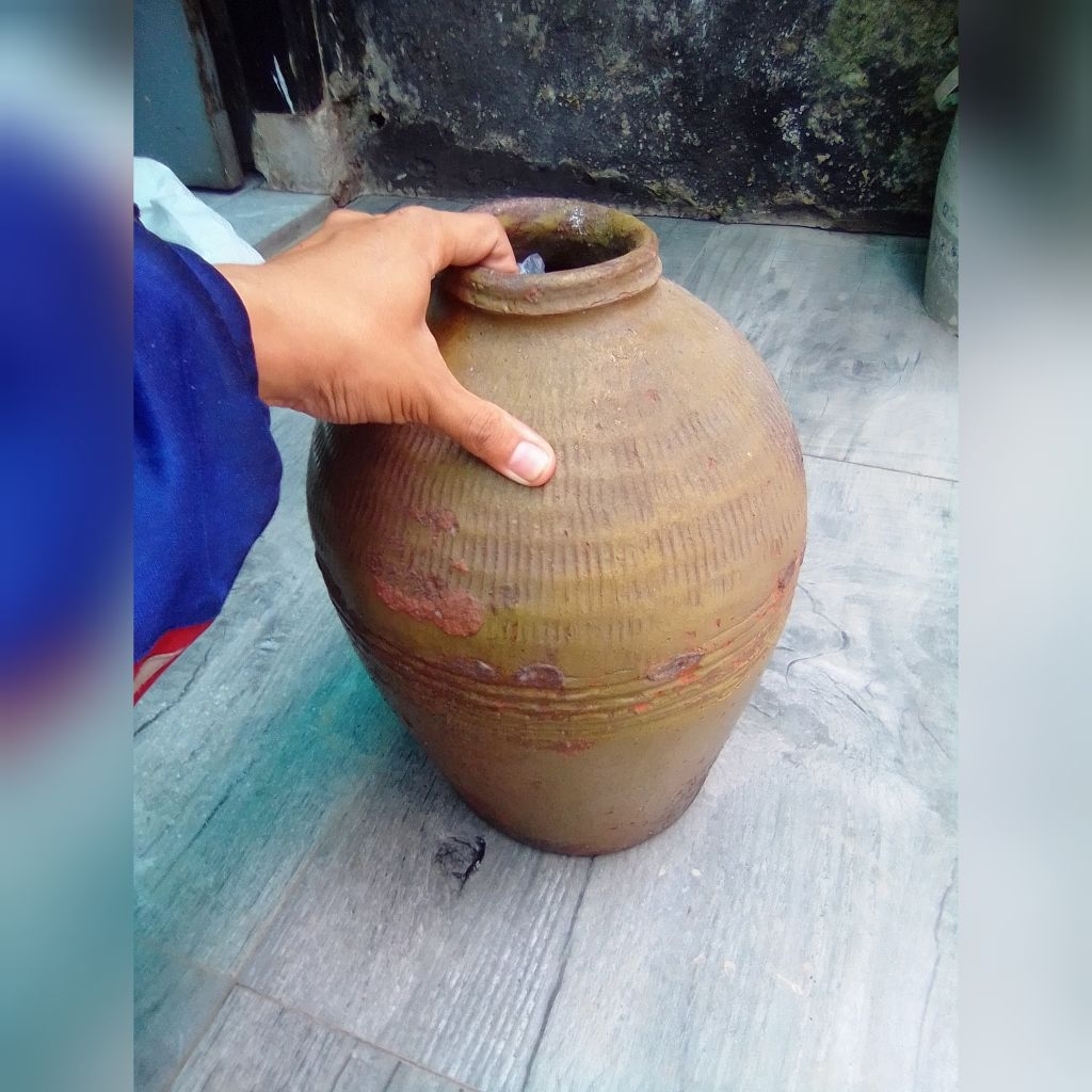 Guci Gentong Gerabah Antik Kuno Tanah Liat