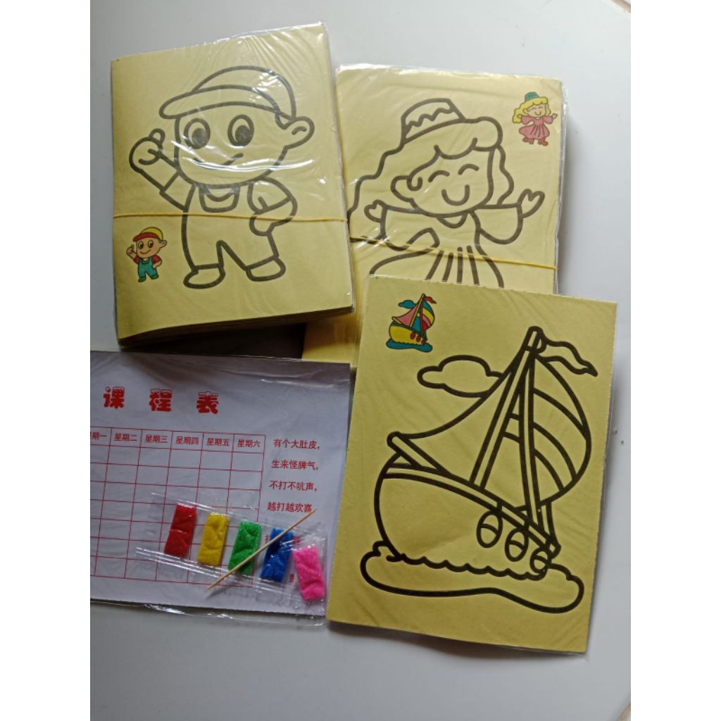 mainan kertas lukis pasir sedang mewarnai pasiran