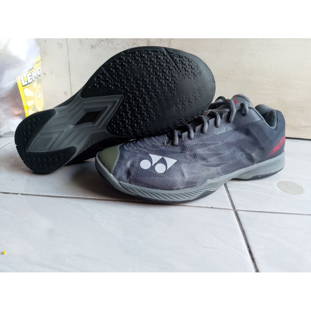 sepatu badminton Yonex aerus z2 original