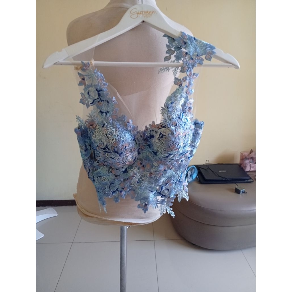 crop top brokat kembang biru muda