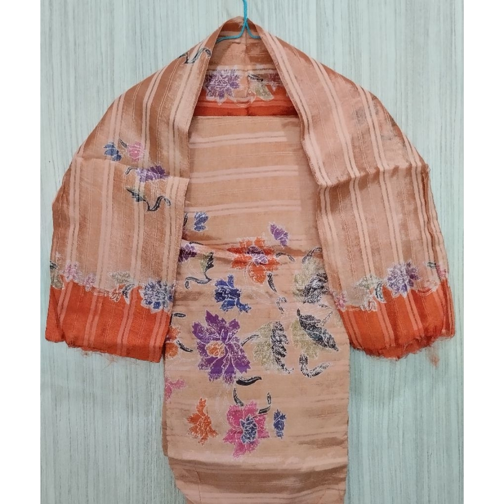 Kain gamis bahan serat warna oren motif bunga garis putih